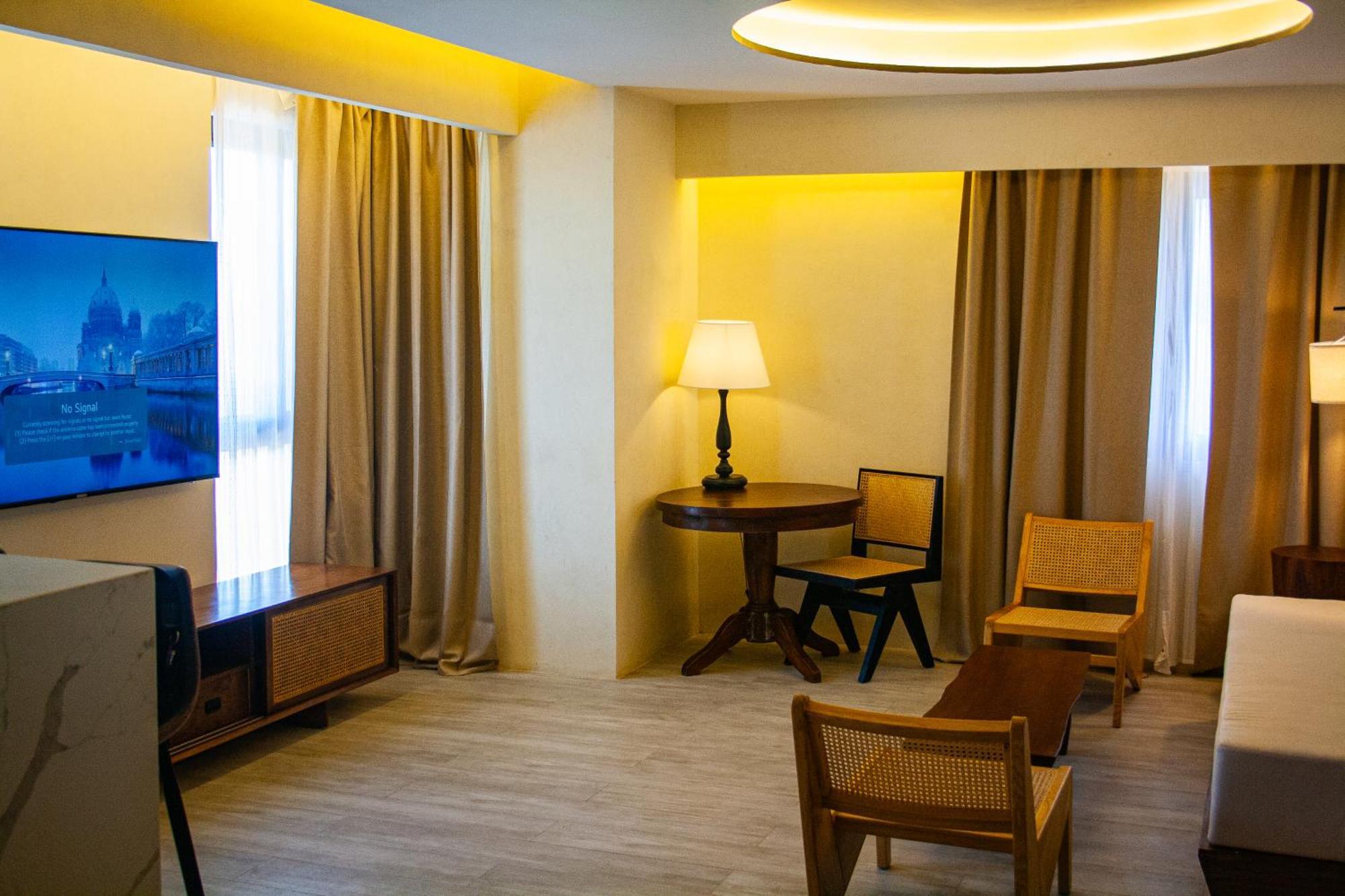 Elijah Hotel Дасмариняс Екстериор снимка
